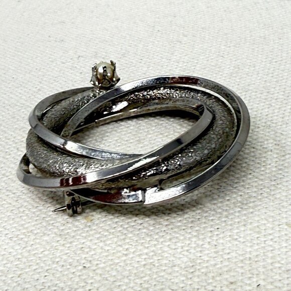 Vintage Open Twisted Circle Brooch Silver-Tone Faux Pearl Mid-Century Classic‎ - Picture 7 of 10